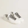 Cordones beige con estampado de leopardo y logotipo blanco en contraste
