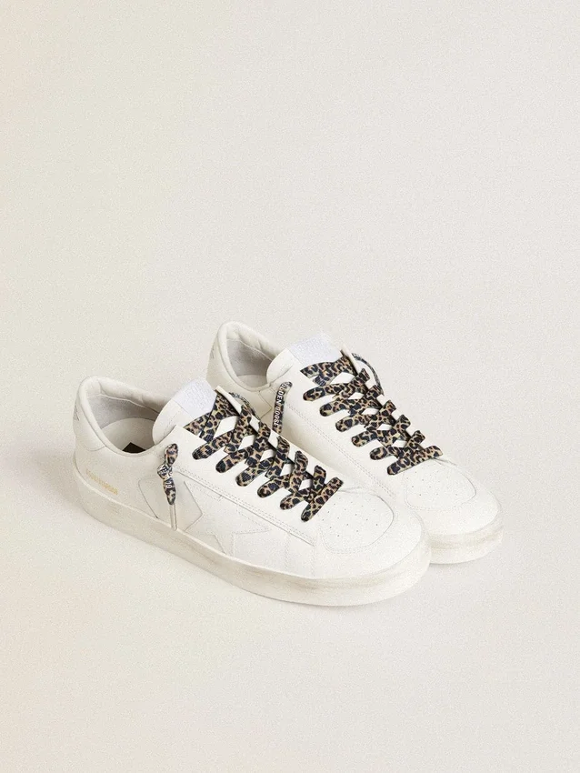 Cordones beige con estampado de leopardo y logotipo blanco en contraste