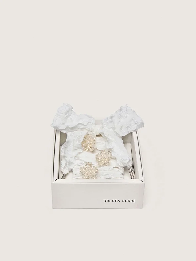 Cordones blancos arrugados «Pieles» con apliques de cuentas en forma de flor