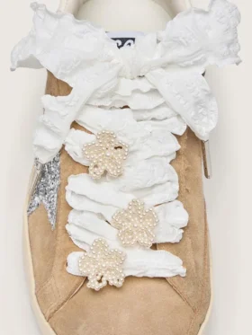 Cordones blancos arrugados «Pieles» con apliques de cuentas en forma de flor