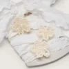 Cordones blancos arrugados «Pieles» con apliques de cuentas en forma de flor