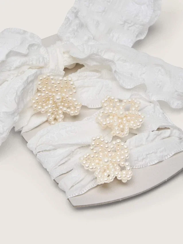 Cordones blancos arrugados «Pieles» con apliques de cuentas en forma de flor
