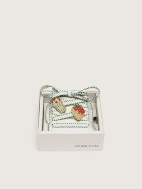 Cordones blancos de Pieles con bordado en verde bosque y alfileres con forma de fresa