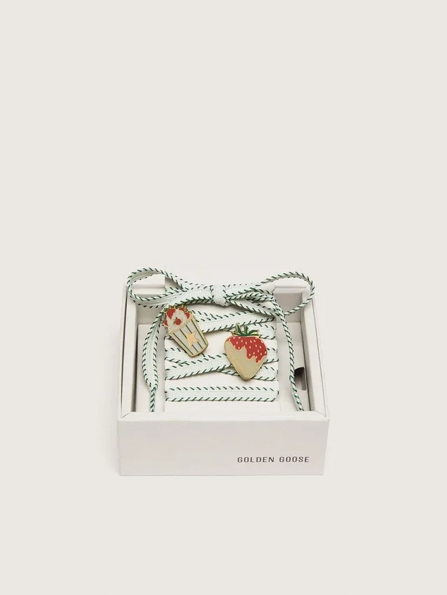 Cordones blancos de Pieles con bordado en verde bosque y alfileres con forma de fresa