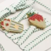 Cordones blancos de Pieles con bordado en verde bosque y alfileres con forma de fresa
