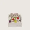 Cordones bordados a rayas en color crema y gris paloma con tres dijes de frutas con cuentas