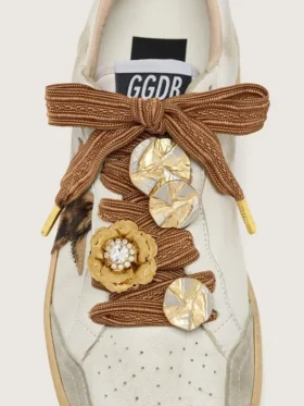 Cordones bordados «Pieles» en burdeos y melocotón adornados con dijes