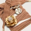 Cordones bordados «Pieles» en burdeos y melocotón adornados con dijes