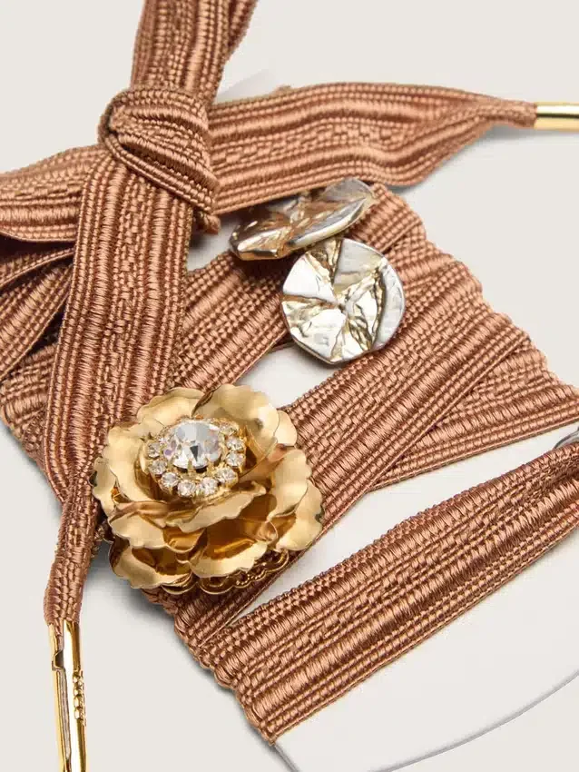 Cordones bordados «Pieles» en burdeos y melocotón adornados con dijes