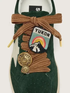 Cordones bordados «Pieles» en burdeos y melocotón con parche y dos colgantes