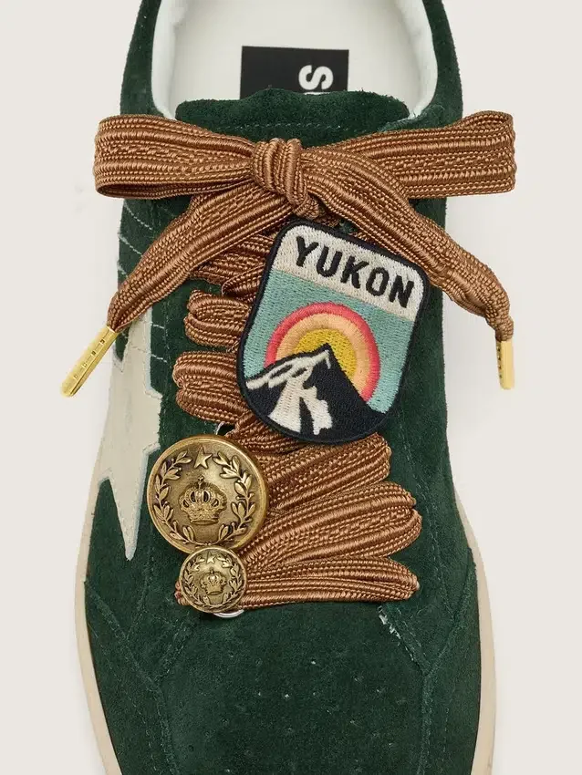 Cordones bordados «Pieles» en burdeos y melocotón con parche y dos colgantes