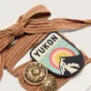 Cordones bordados «Pieles» en burdeos y melocotón con parche y dos colgantes
