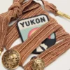 Cordones bordados «Pieles» en burdeos y melocotón con parche y dos colgantes