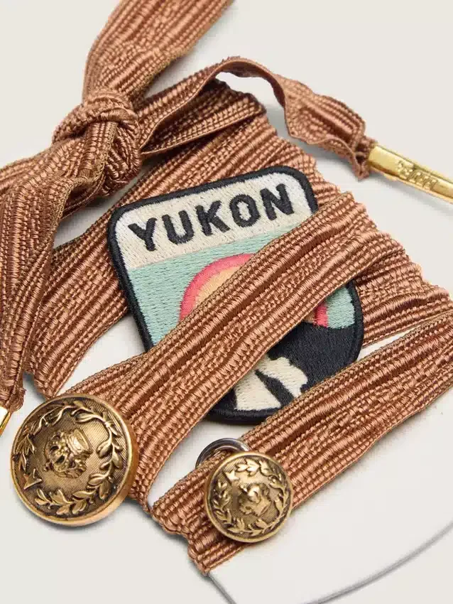 Cordones bordados «Pieles» en burdeos y melocotón con parche y dos colgantes