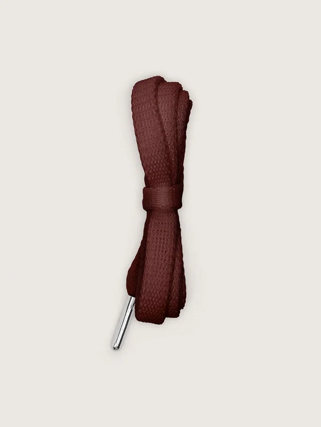 Cordones Burgundy LTD con corazones bordados y logotipo en contraste