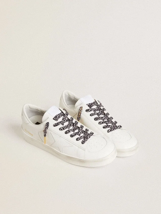 Cordones con estampado animal en gris y negro con logotipo dorado en contraste