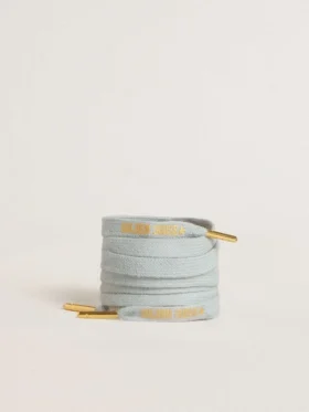 Cordones de algodón azul claro con logotipo dorado en contraste