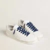 Cordones de algodón azul marino con logotipo dorado en contraste
