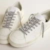 Cordones de algodón gris hielo con estrellas negras en contraste