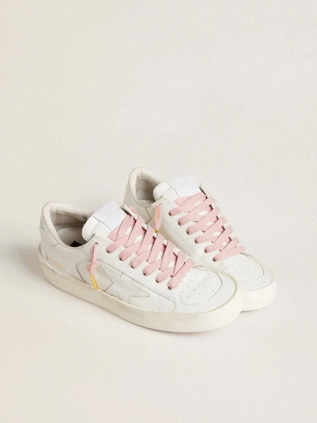Cordones de algodón rosa con logotipo dorado en contraste