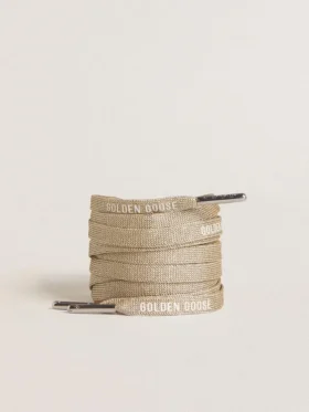 Cordones de lurex dorados con logotipo blanco en contraste