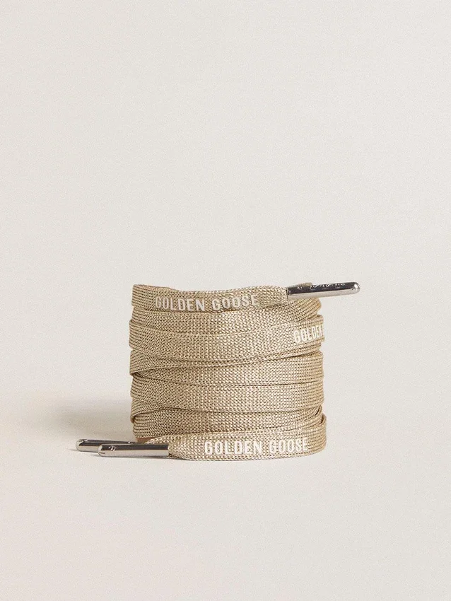 Cordones de lurex dorados con logotipo blanco en contraste