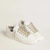 Cordones de lurex dorados con logotipo blanco en contraste