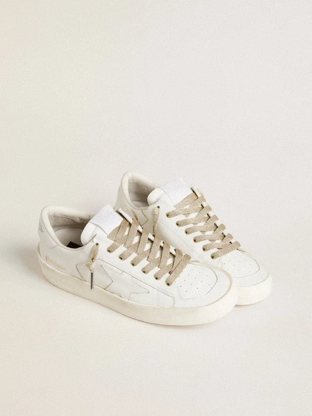 Cordones de lurex dorados con logotipo blanco en contraste