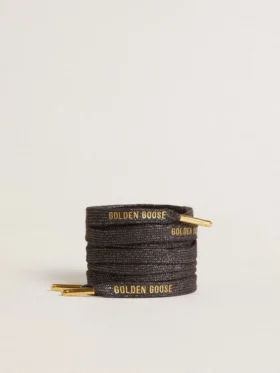 Cordones de lurex gris oscuro con logotipo dorado en contraste