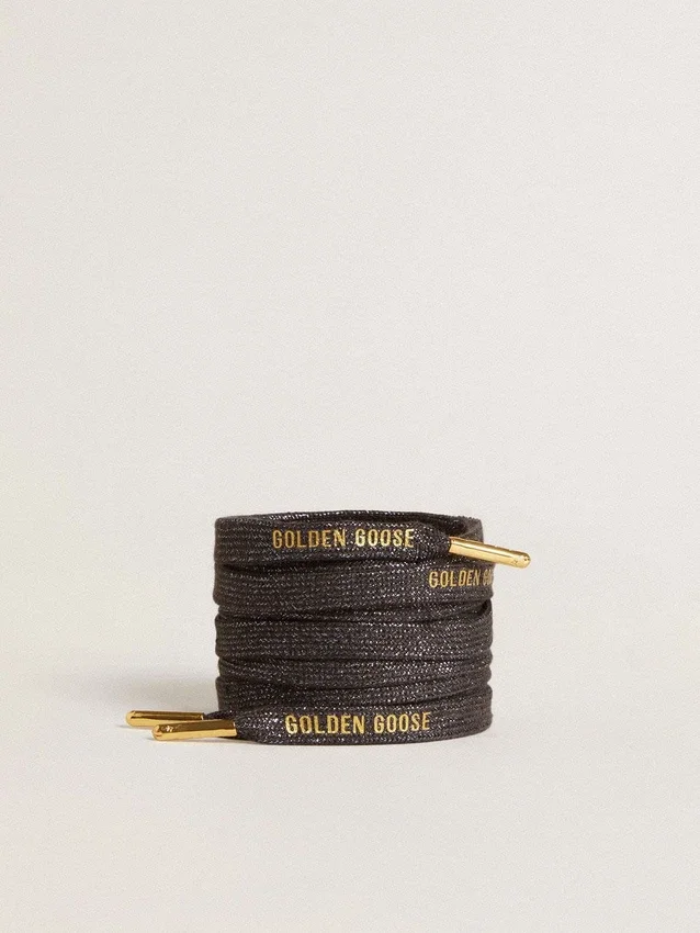 Cordones de lurex gris oscuro con logotipo dorado en contraste