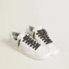 Cordones de lurex gris oscuro con logotipo dorado en contraste