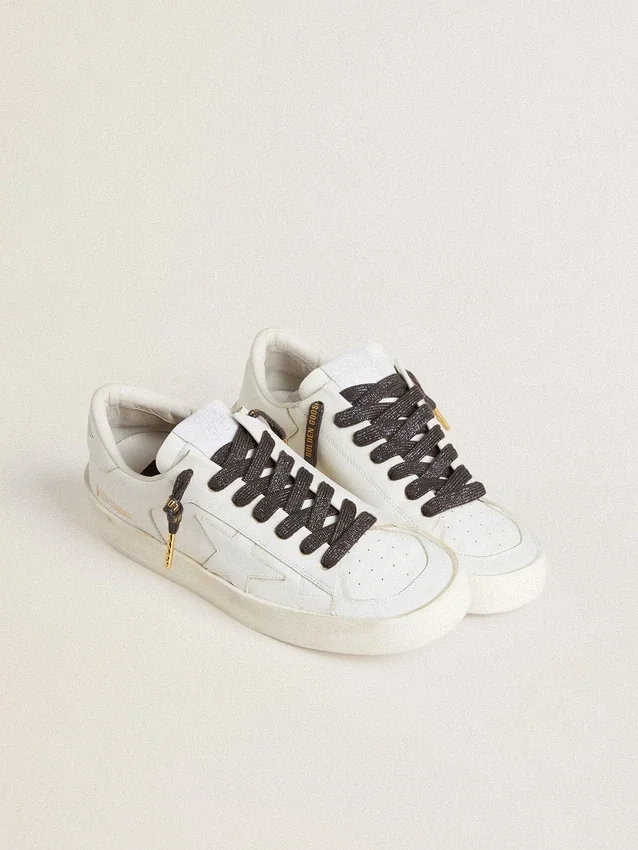 Cordones de lurex gris oscuro con logotipo dorado en contraste