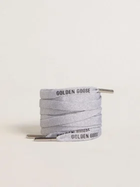Cordones de lurex plateados con logotipo negro en contraste