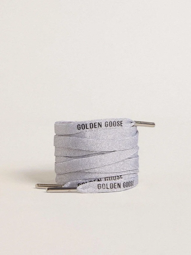 Cordones de lurex plateados con logotipo negro en contraste