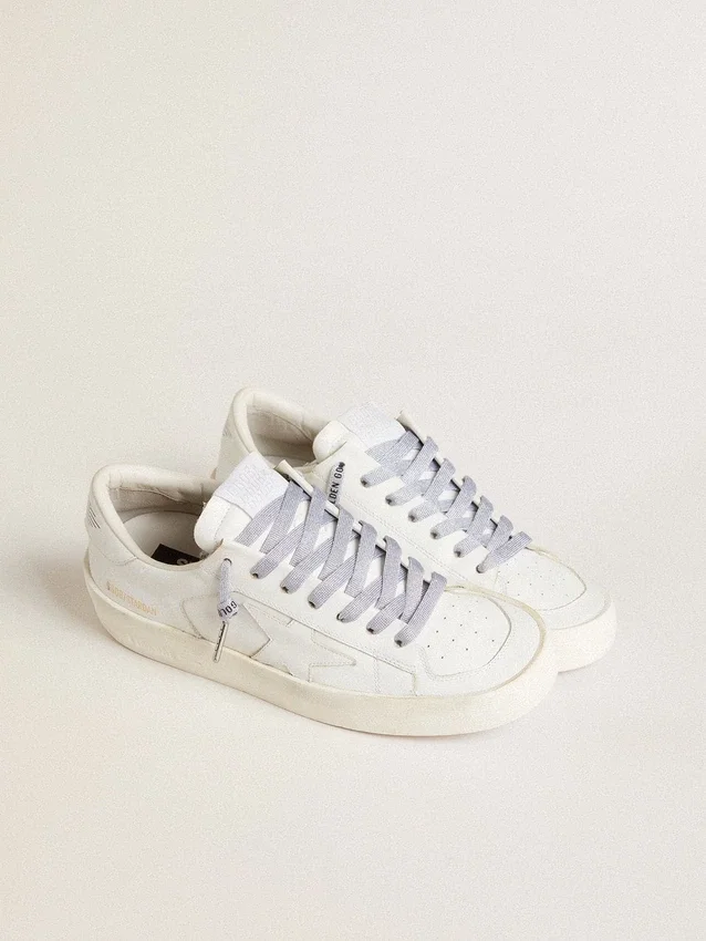 Cordones de lurex plateados con logotipo negro en contraste