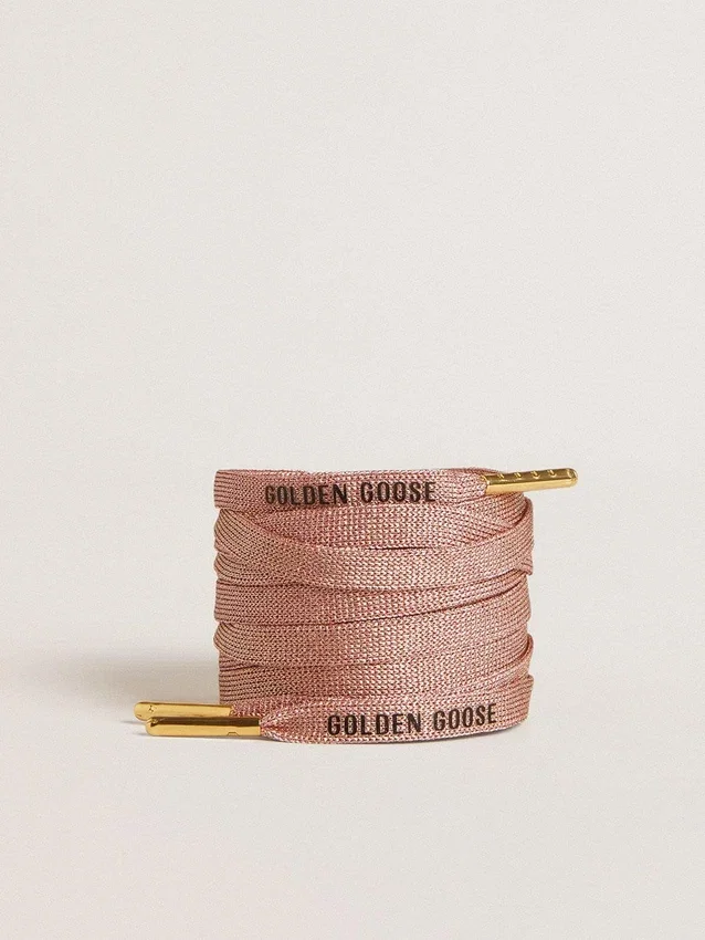 Cordones de lurex rosa salmón con logotipo negro en contraste