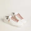 Cordones de lurex rosa salmón con logotipo negro en contraste