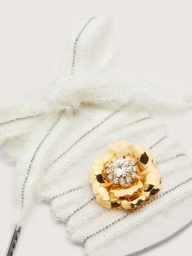Cordones de mohair blanco «Pieles» con colgante de joyería