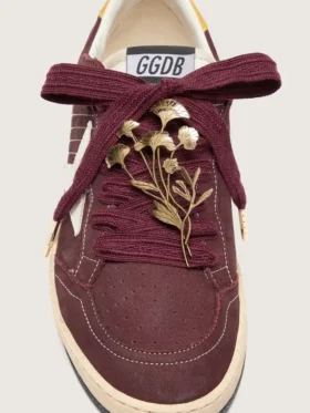Cordones de pieles CNY de lana burdeos con broche de flor dorado