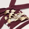Cordones de pieles CNY de lana burdeos con broche de flor dorado