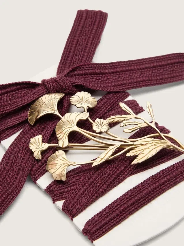 Cordones de pieles CNY de lana burdeos con broche de flor dorado