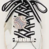 Cordones de pieles en color crema y azul oscuro con alfiler y apliques plateados