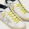 Cordones de senderismo amarillos con detalles grises
