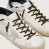 Cordones de senderismo en verde militar con detalles en naranja