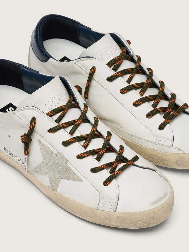 Cordones de senderismo en verde militar con detalles en naranja