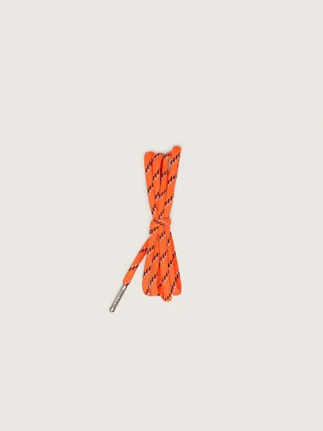 Cordones de senderismo naranjas con detalles en gris y negro