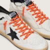 Cordones de senderismo naranjas con detalles en gris y negro