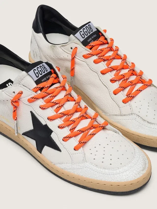 Cordones de senderismo naranjas con detalles en gris y negro