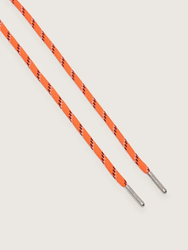 Cordones de senderismo naranjas con detalles en gris y negro