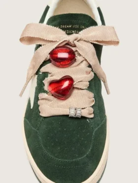 Cordones dorados «Pieles» de CNY con dijes rojos y cristales